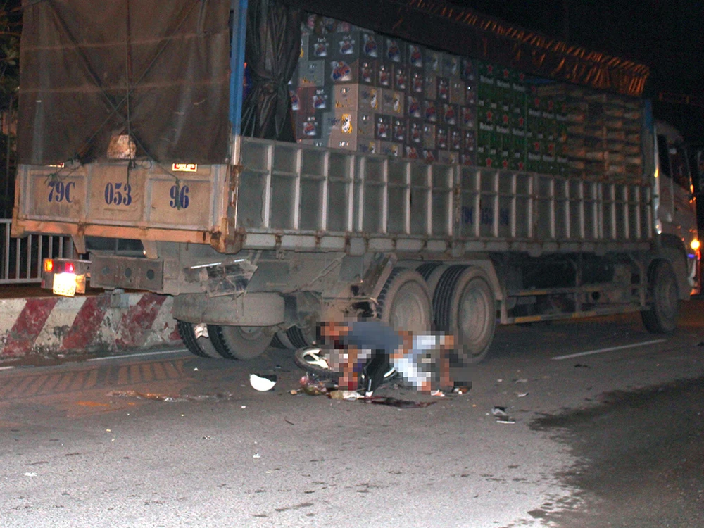 Nam thanh niên tông thẳng vào đuôi xe tải bị nổ lốp giữa đường, tử vong tại chỗ. 